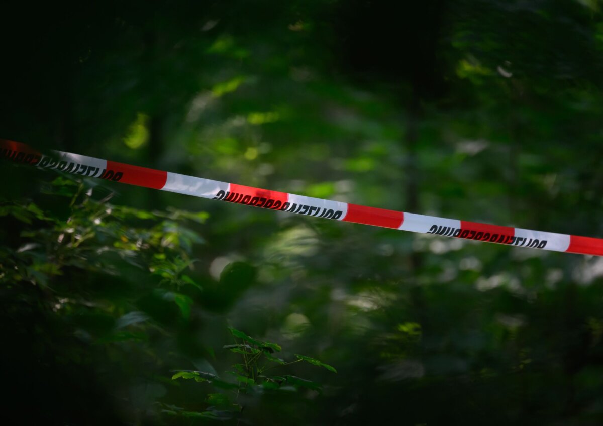 Polizeiabsperrung Die Waffen wurden in der Nähe von Berlin gefunden. (Archivbild)