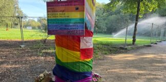 Opferbeauftragter: Nach Akutphase persönliche Gespräche In der Nähe des CSD-Anschlags im Tiergarten liegen Blumen und Fotos in Erinnerung an die Opfer.