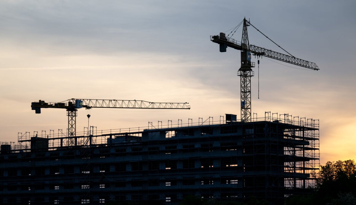Baustelle in Sachsen In der Industrie und am Bau hellt sich die Stimmung auf (Symbolbild)