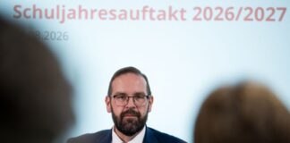 Über 300 Lehrkräfte fehlen an Brandenburgs Schulen Brandenburgs Bildungsminister Hoffmann wagt einen Blick aufs neue Schuljahr.