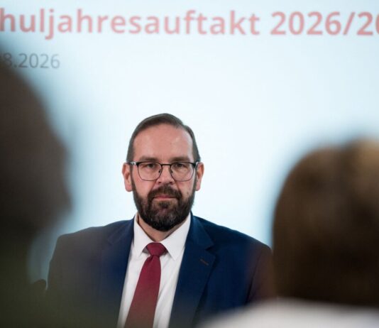 Über 300 Lehrkräfte fehlen an Brandenburgs Schulen Brandenburgs Bildungsminister Hoffmann wagt einen Blick aufs neue Schuljahr.