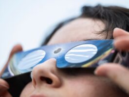 Naturschauspiele am Himmel Experten warnen eindringlich davor, das Ereignis ohne spezielle Sonnenfinsternisbrille anzuschauen.