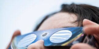 Naturschauspiele am Himmel Experten warnen eindringlich davor, das Ereignis ohne spezielle Sonnenfinsternisbrille anzuschauen.