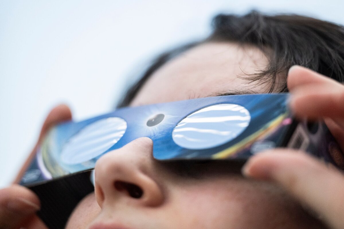 Sonnenfinsternis-Brille Experten warnen eindringlich davor, das Ereignis ohne spezielle Sonnenfinsternisbrille anzuschauen.