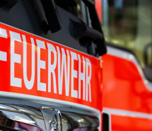 Brand in Flüchtlingsheim: Hunderte Bewohner evakuiert Die Feuerwehr war am frühen Samstagmorgen mit Dutzenden Kräften im Einsatz. (Symbolbild)