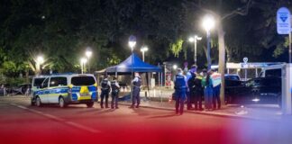 Die Polizei sperrt den Tatort ab. 
