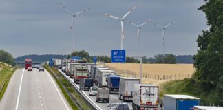 ADAC warnt vor vollen Autobahnen zum Ferienende Stauen kann es sich an Baustellen und an der Grenze zu Polen. (Symbolbild)