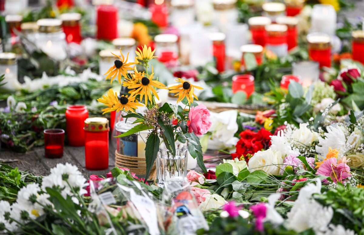 Nach der Gewalttat an einer Schule mit zwei Toten Nach der gewaltsamen Tat an einer Schule in Gosen-Neu Zittau in Brandenburg wird um die zwei Toten getrauert.