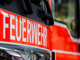 Brand auf Getreidefeld nahe Flughafen BER Zahlreiche Feuerwehrfahrzeuge rückten aus, weil ein Getreidefeld in der Gemeinde Schönefeld nicht weit vom Flughafen BER entfernt in Brand geriet. (Symbolbild)