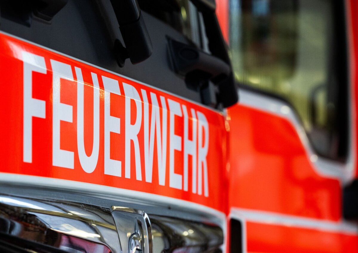 Feuerwehr Symbolbild Zahlreiche Feuerwehrfahrzeuge rückten aus, weil ein Getreidefeld in der Gemeinde Schönefeld nicht weit vom Flughafen BER entfernt in Brand geriet. (Symbolbild)
