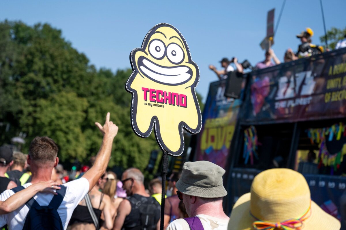 Demonstration "Rave The Planet Parade 2026" Bei der Techno-Parade «Rave The Planet« feierten Tausende trotz großer Hitze ausgelassen.