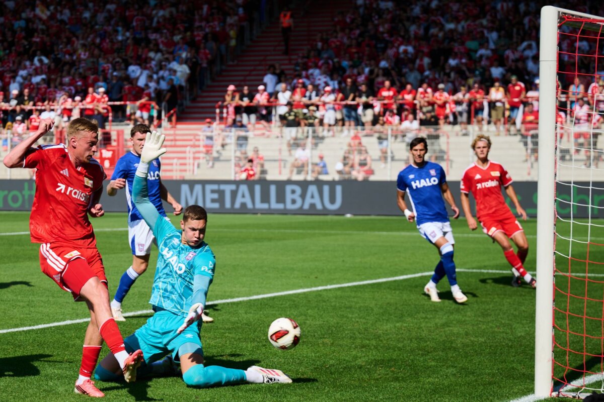 1. FC Union Berlin - Ipswich Town Neuzugang Van Den Bosch (l) traf zum 1:0.