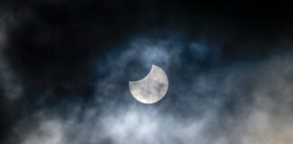 Gegen 20.08 Uhr wird sich der Mond zu etwa 85 Prozent vor die Sonne geschoben haben. (Archivbild)