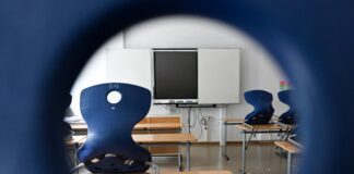 Hunderte Lehrer fallen wegen Krankheit dauerhaft aus In Berlin sind zahlreiche Lehrer dauerhaft krankgeschrieben. (Symbolbild)