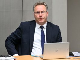 Staatssekretär räumt nach Hackerangriff offene Fragen ein Digitalisierungs-Staatssekretär Florian Hauer räumte ein, dass es zum Hackerangriff auf Teile der Berliner Verwaltung noch viele offene Fragen gibt. (Archivbild)