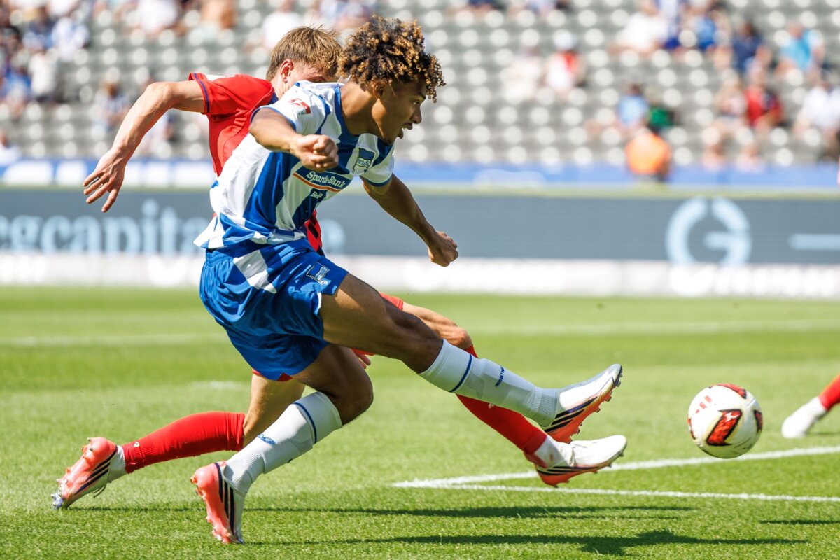 Hertha BSC - 1. FC Heidenheim Herthas Neuzugang Oluwaseun Adewumi schließt zum 4:1-Endstand ab.