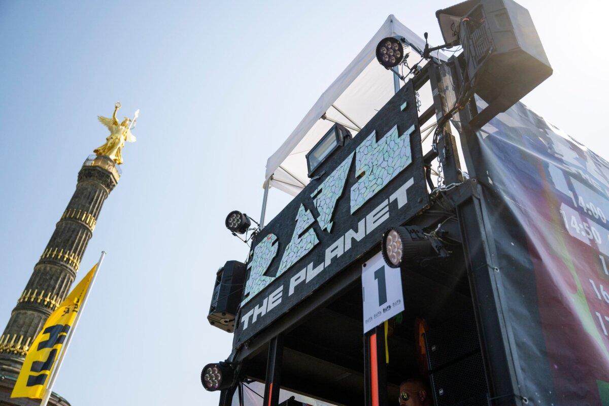 Demonstration "Rave The Planet Parade 2026" Bei der Techno-Parade Rave The Planet fahren auch Musik-Trucks mit.