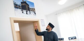 Mehr als 400.000 Muslime – Parteien sollen um Stimmen werben Imam Khalid fordert die Berliner Parteien auf, um die Stimmen der mehr als 400.000 Muslime zu werben.