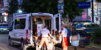 Großeinsatz in Berlin – Weltkriegsbombe entschärft Manche Menschen wurden bei der Evakuierung in Berlin-Neukölln mit einem Krankentransport zur Notunterkunft gebracht.