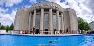 Vor der Volksbühne kann man jetzt schwimmen gehen.