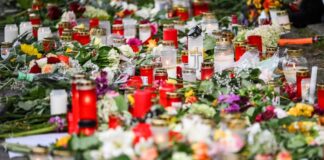 Zwei Tote an Schule: Rückkehr in Regelbetrieb behutsam Hunderte legten mittlerweile Blumen und Kerzen ab.