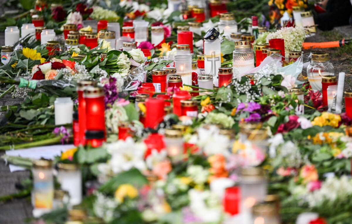 Nach der Gewalttat an einer Schule mit zwei Toten Hunderte legten mittlerweile Blumen und Kerzen ab.