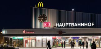 Monitor für Cottbuser Ausstellung zu NS-Unrecht beschädigt Eine Ausstellung zu Deportationen in der NS-Zeit wurde im Juni im Hauptbahnhof in Cottbus eröffnet. Ein Monitor wurde laut Menschenrechtszentrum zerstört. (Symbolbild)