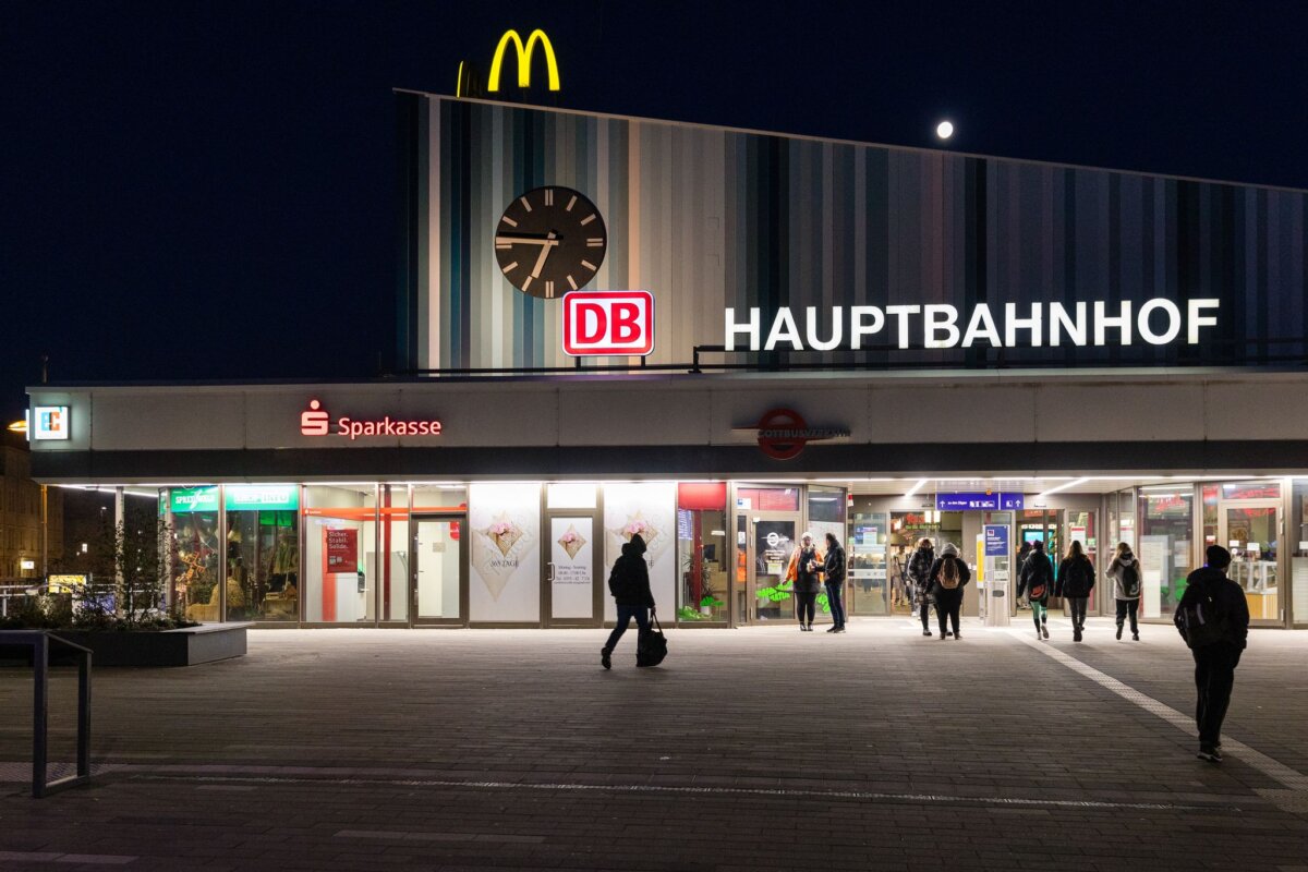 Hauptbahnhof Cottbus Eine Ausstellung zu Deportationen in der NS-Zeit wurde im Juni im Hauptbahnhof in Cottbus eröffnet. Ein Monitor wurde laut Menschenrechtszentrum zerstört. (Symbolbild)