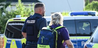 Notfallteam kommt nach tödlichem Angriff auf Schulcampus Notfallseelsorger sind an der Brandenburger Schule im Einsatz.