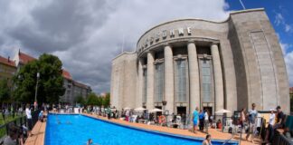 Kultursenator kritisiert Anfeindungen gegen Schwimm-Event Die Volksbühne sagte die umstrittene Veranstaltung aus Sicherheitsgründen ab. (Archivbild)
