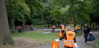 Nach der Techno-Parade «Rave The Planet» sammeln Freiwillige im Tiergarten Müll ein. 