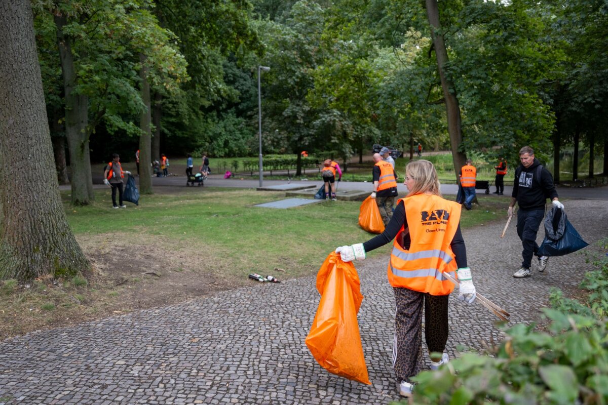 Aufräumarbeiten nach "Rave The Planet Parade 2026" Nach der Techno-Parade «Rave The Planet» sammeln Freiwillige im Tiergarten Müll ein.
