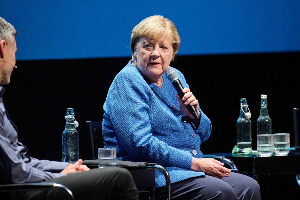 Merkel im Gespräch mit Cheema und Mendel Die ehemalige Bundeskanzlerin sprach bei einer Veranstaltung im Haus der Berliner Festspiele.