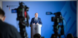 Dobrindt: «Beteiligung fremder Mächte» nicht ausgeschlossen Nach dem Waffenfund nahe Berlin werden auch mögliche Verbindungen zu anderen Staaten untersucht, sagte Dobrindt.