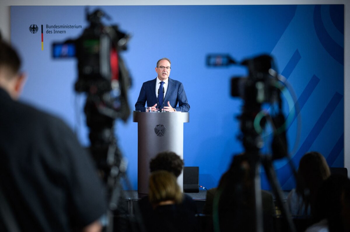 Bundesinnenminister Alexander Dobrindt (CSU) Nach dem Waffenfund nahe Berlin werden auch mögliche Verbindungen zu anderen Staaten untersucht, sagte Dobrindt.
