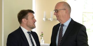 Brandenburg plant trotz knapper Kassen weniger neue Schulden Das Kabinett von Brandenburgs Ministerpräsident Dietmar Woidke (r) berät am Dienstag über den Haushaltsentwurf von Finanzminister Daniel Keller (beide SPD). (Archivbild)