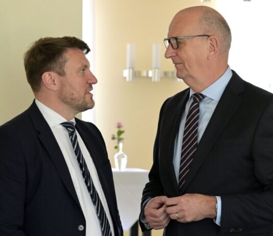 Brandenburg plant trotz knapper Kassen weniger neue Schulden Das Kabinett von Brandenburgs Ministerpräsident Dietmar Woidke (r) berät am Dienstag über den Haushaltsentwurf von Finanzminister Daniel Keller (beide SPD). (Archivbild)