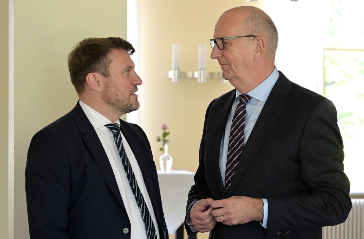 Finanzminister Keller und Ministerpräsident Woidke Das Kabinett von Brandenburgs Ministerpräsident Dietmar Woidke (r) berät am Dienstag über den Haushaltsentwurf von Finanzminister Daniel Keller (beide SPD). (Archivbild)