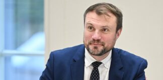 Brandenburgs Haushalt erstmals über 18 Milliarden Euro Brandenburgs Finanzminister Daniel Keller (SPD) legt den geplanten Doppelhaushalt für 2027 und 2028 vor. (Archivbild)