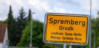 Stadt Spremberg setzt Belohnung nach Sticker-Aktion aus An Verkehrsschildern und auch auf Hinweisschildern auf dem Gelände des Heimatfestes in Spremberg wurden laut Stadt hunderte Aufkleber hinterlassen. (Symbolbild)