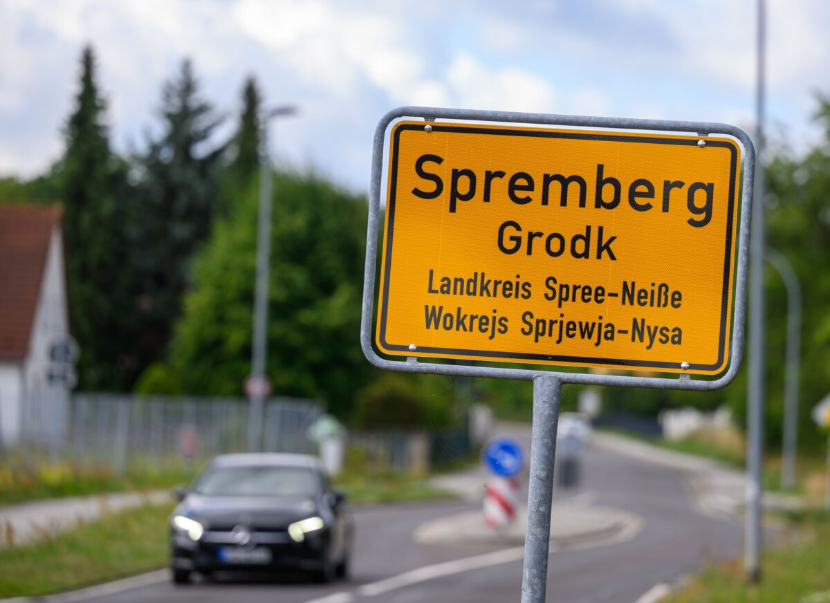 Stadtansicht Spremberg An Verkehrsschildern und auch auf Hinweisschildern auf dem Gelände des Heimatfestes in Spremberg wurden laut Stadt hunderte Aufkleber hinterlassen. (Symbolbild)