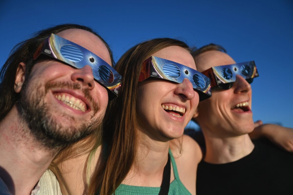 Sonnenfinsternis - Berlin Die Sonnenfinsternis-Brillen waren am Mittwoch kaum noch zu bekommen.