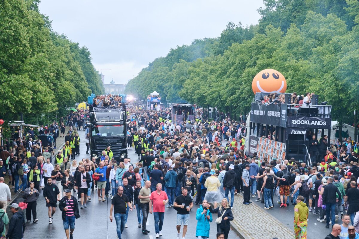 Technoparade Rave The Planet Im Vorjahr regnete es bei der Technoparade Rave The Planet in Berlin, diesmal werden um die 35 Grad erwartet. (Archivbild)