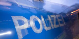 Polizei entdeckt mutmaßliche Einbrecher auf Parkplatz Die Polizei konnte drei mutmaßliche Einbrecher festnehmen. (Symbolbild)