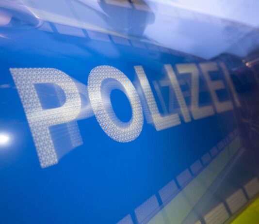 Polizei entdeckt mutmaßliche Einbrecher auf Parkplatz Die Polizei konnte drei mutmaßliche Einbrecher festnehmen. (Symbolbild)