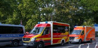 50 Raver wegen Hitze oder Drogen im Krankenhaus Bei der Techno-Parade «Rave The Planet» waren viele Rettungskräfte vor Ort, um die Sicherheit zu gewährleisten und bei Bedarf schnell zu helfen.