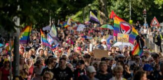 Hunderte Menschen haben beim Christopher Street Day in Königs Wusterhausen mitgemacht.