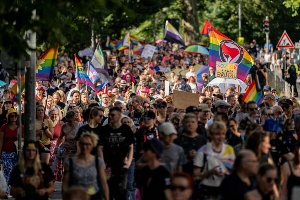 CSD Königs Wusterhausen Hunderte Menschen haben beim Christopher Street Day in Königs Wusterhausen mitgemacht.