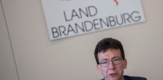 Seniorenbeauftragter kümmert sich künftig auch um Behinderte Brandenburgs Seniorenbeauftragter Asmus ist künftig auch Behindertenbeauftragter. (Archivbild)