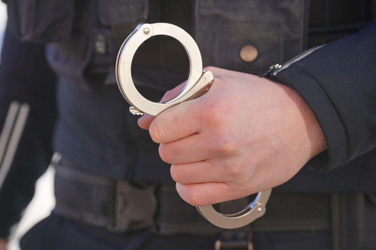 Polizei Handschellen - Symbolbild Am Berliner Hauptbahnhof klickten bei einem Gewalttäter die Handschellen. (Symbolbild)